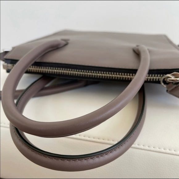 DELAROQ // Troisième tote bag crossbody leather purse in Shroom - Picture 7 of 16